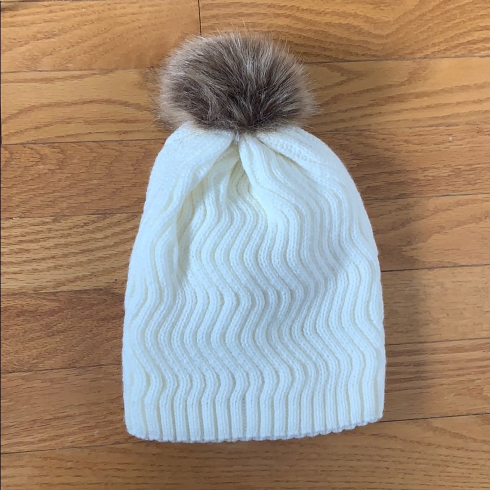 White knit pompom toque